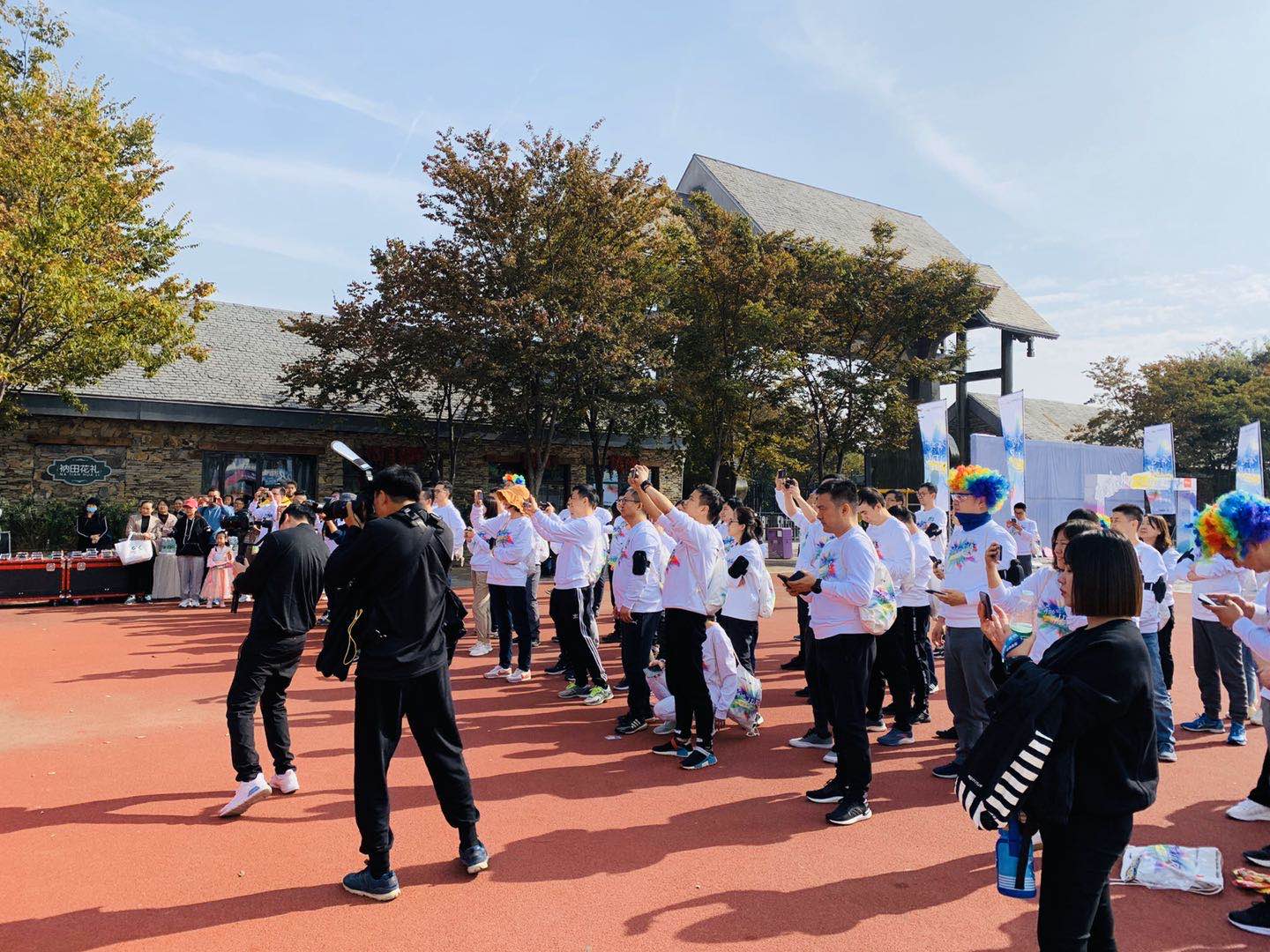 京东彩虹跑在三台山鸣枪开跑，近200名运动爱好者尽享清风绿氧、五彩花海(图2)
